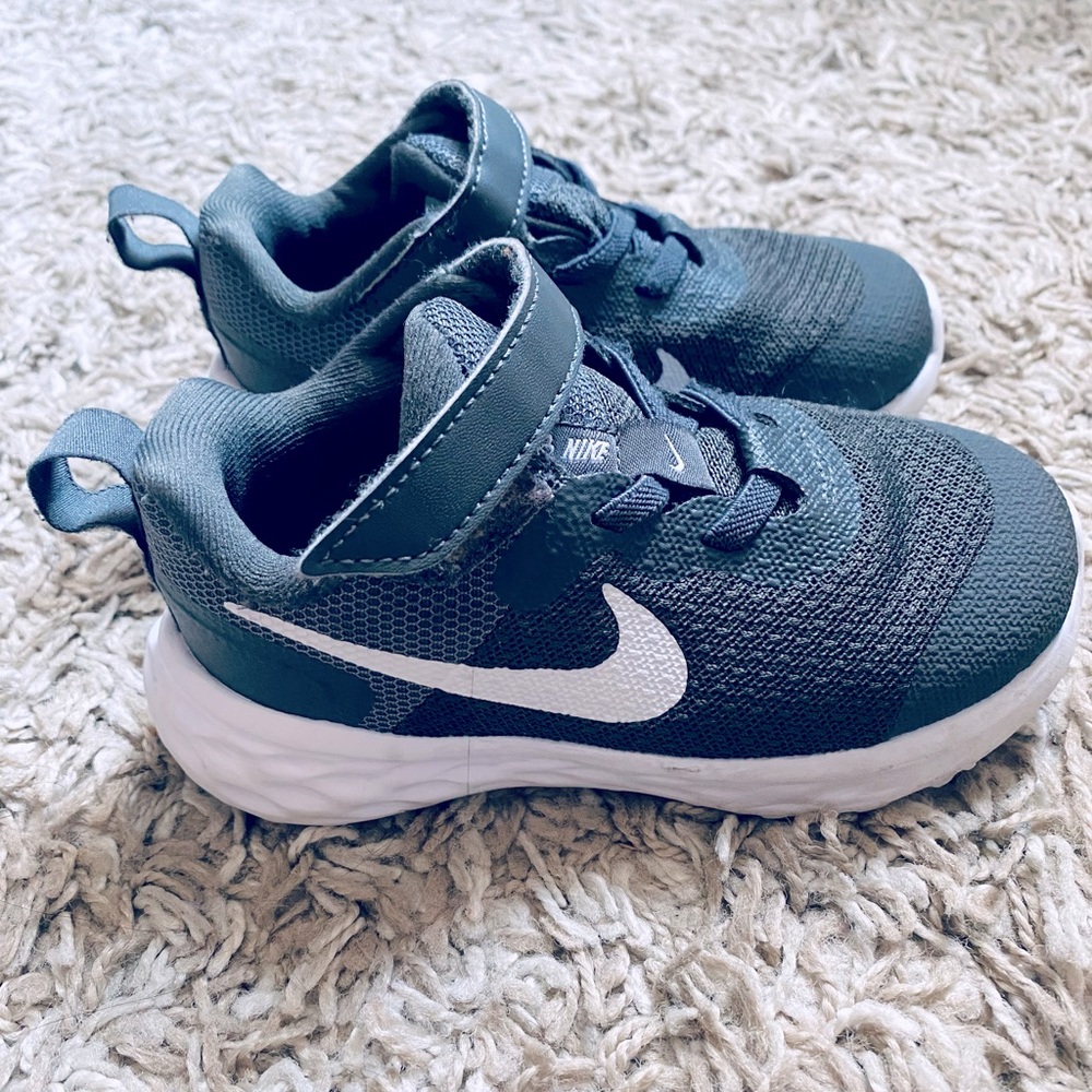 Nike Revilution 6 baby toddler shies size 8C